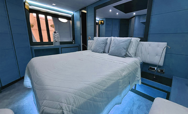 Cabina di uno yacht.