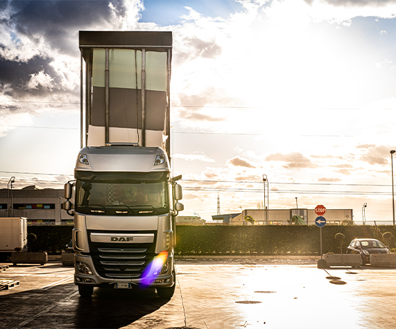 Un camion della siervo plast al tramonto.