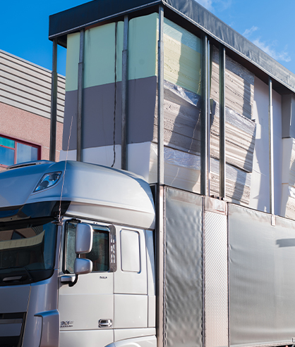 Un camion trasporta materiali.