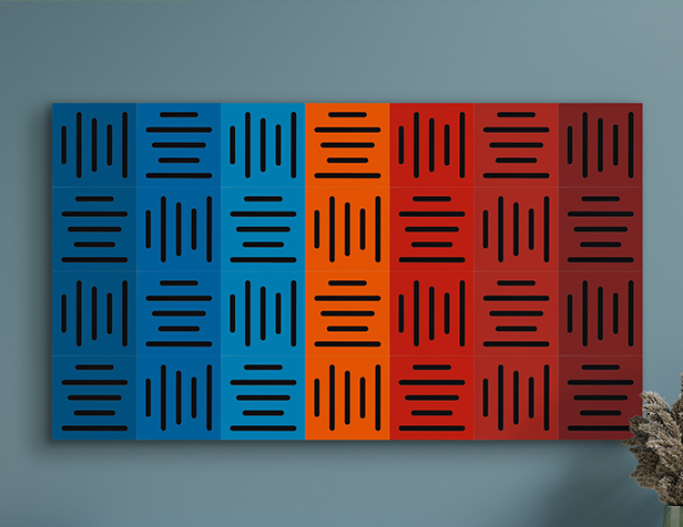 Pannelli fonoassorbenti colorati appesi al muro.