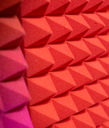 Materiale plastico in spugna fonoassorbente di colore rosso.