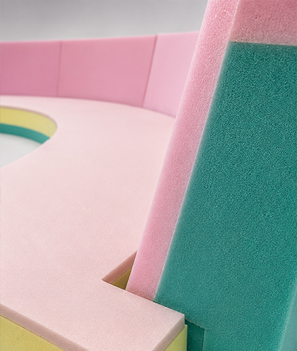 Materiali plastici flessibili di colore rosa e verde.